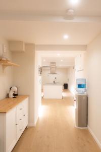 I'M Room Suites Nuevos Ministerios - Bernabeu 'Digital Access'的厨房或小厨房