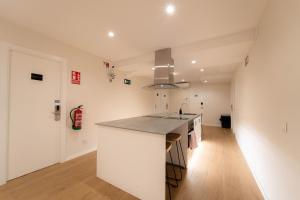 I'M Room Suites Nuevos Ministerios - Bernabeu 'Digital Access'的厨房或小厨房