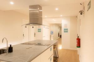 I'M Room Suites Nuevos Ministerios - Bernabeu 'Digital Access'的厨房或小厨房