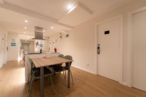 I'M Room Suites Nuevos Ministerios - Bernabeu 'Digital Access'的厨房或小厨房