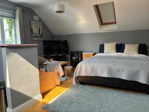 Кровать или кровати в номере Kilkenny rental The Folly Lodge minutes from city centre R95RYC8