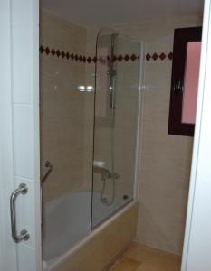 una ducha con puerta de cristal en un baño en Apartamentos Manilva Green, en Manilva