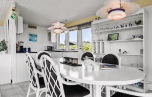 Η κουζίνα ή μικρή κουζίνα στο 3 Bedroom Gorgeous Home In Juelsminde