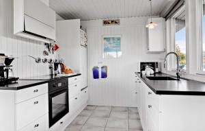 Η κουζίνα ή μικρή κουζίνα στο 3 Bedroom Gorgeous Home In Juelsminde