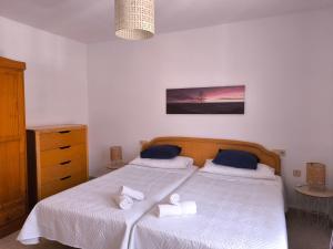ein Schlafzimmer mit zwei Betten mit Handtüchern darauf in der Unterkunft Acogedoras Habitaciones Privadas zona Costera Wifi in Morro del Jable
