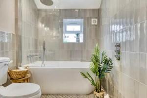 Bilik mandi di Luxury Cotswolds Cottage with Hot Tub