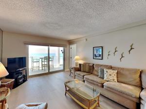 ein Wohnzimmer mit Sofa und Tisch in der Unterkunft Regency Towers #605 West in Pensacola Beach