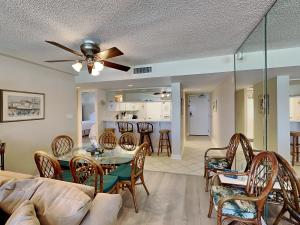 ein Wohnzimmer mit Sofa und Tisch in der Unterkunft Regency Towers #605 West in Pensacola Beach