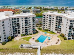 eine Luftansicht auf Apartmentgebäude und einen Pool in der Unterkunft Regency Towers #605 West in Pensacola Beach