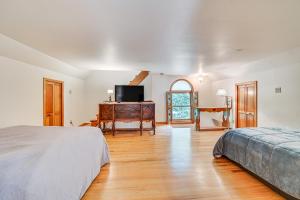 Ένα ή περισσότερα κρεβάτια σε δωμάτιο στο Pet-Friendly Home with Beach in Northville!