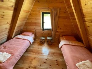 - 2 lits dans une cabane en rondins avec fenêtre dans l'établissement Monntana Zabljak, à Žabljak