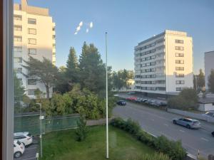 オウルにあるLaniakea- Entire Apartment, Yksiöの建物や車が並ぶ街並み