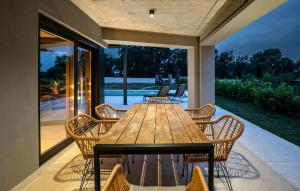 Una mesa y sillas de madera en un patio. en Villa Fran, en Pula 32 fotos más