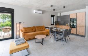 una sala de estar con un sofá y una mesa en Villa Fran, en Pula