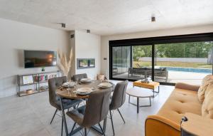 Un comedor con una mesa y un sofá. en Villa Fran, en Pula