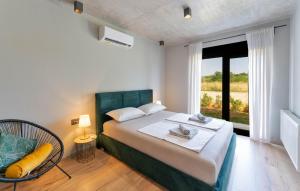 1 dormitorio con 1 cama con silla y ventana en Villa Fran, en Pula