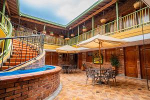 een patio met tafels en parasols in een gebouw bij HOTEL MONTE VERDE in Concordia