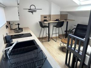 a room with a hair salon with chairs and a table at Le Studio Bellifontain in Fontainebleau