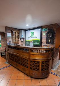 een bar in een restaurant met een tv aan de muur bij HOTEL MONTE VERDE in Concordia