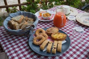 Jedlo v ubytovaní bed & breakfast alebo blízkom okolí