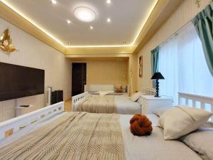 東京にある12池袋最中心 两室一厅两浴室两卫生间 池袋站7分 2 rooms Ikebukuro center 7 mins to ST Max 8P 直达新宿 涉谷 表参道 池袋 上野 代代木 银座 原宿のベッド2台と薄型テレビ付きのホテルの部屋