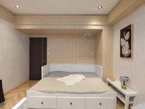 Säng eller sängar i ett rum på 12池袋最中心 两室一厅两浴室两卫生间 池袋站7分 2 rooms Ikebukuro center 7 mins to ST Max 8P 直达新宿 涉谷 表参道 池袋 上野 代代木 银座 原宿