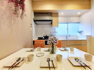 東京にある12池袋最中心 两室一厅两浴室两卫生间 池袋站7分 2 rooms Ikebukuro center 7 mins to ST Max 8P 直达新宿 涉谷 表参道 池袋 上野 代代木 银座 原宿のキッチン(花瓶付)