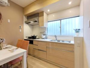 Ett kök eller pentry på 12池袋最中心 两室一厅两浴室两卫生间 池袋站7分 2 rooms Ikebukuro center 7 mins to ST Max 8P 直达新宿 涉谷 表参道 池袋 上野 代代木 银座 原宿