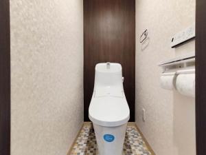 東京にある12池袋最中心 两室一厅两浴室两卫生间 池袋站7分 2 rooms Ikebukuro center 7 mins to ST Max 8P 直达新宿 涉谷 表参道 池袋 上野 代代木 银座 原宿のバスルーム(白いトイレ付)