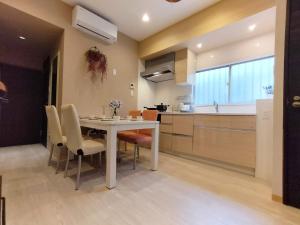 Ett kök eller pentry på 12池袋最中心 两室一厅两浴室两卫生间 池袋站7分 2 rooms Ikebukuro center 7 mins to ST Max 8P 直达新宿 涉谷 表参道 池袋 上野 代代木 银座 原宿