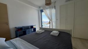 A bed or beds in a room at NV seafront Villa Aegina Még 37 kép
