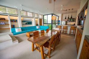 a living room with a table and a blue couch at Ocean View Apartment PXM in Puerto Escondido