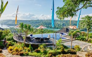 un complejo con piscina y vistas al agua en Sunrise Ocean Hut's Lembongan, en Nusa Lembongan