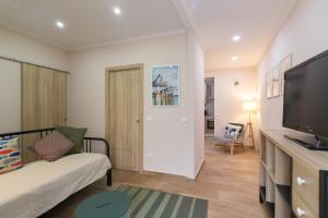 ein Wohnzimmer mit Sofa und Flachbildfernseher in der Unterkunft SaltWater Peniche Apartments in Peniche