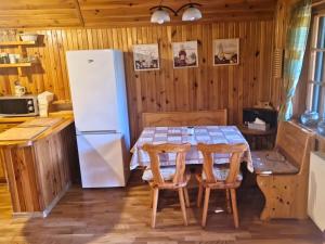 Kuchyňa alebo kuchynka v ubytovaní Ferienhaus Marianna am See mit gratis Sauna, Ruderboot, Kajak & WLAN