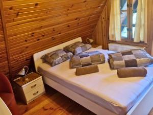 Posteľ alebo postele v izbe v ubytovaní Ferienhaus Marianna am See mit gratis Sauna, Ruderboot, Kajak & WLAN