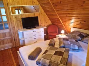 Posteľ alebo postele v izbe v ubytovaní Ferienhaus Marianna am See mit gratis Sauna, Ruderboot, Kajak & WLAN