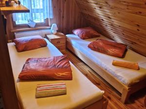 Posteľ alebo postele v izbe v ubytovaní Ferienhaus Marianna am See mit gratis Sauna, Ruderboot, Kajak & WLAN
