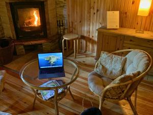 Televízia a/alebo spoločenská miestnosť v ubytovaní Ferienhaus Marianna am See mit gratis Sauna, Ruderboot, Kajak & WLAN