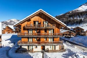 une cabane en rondins dans la neige dans l'établissement Appartement 2 Pièces 2/4 Personnes MAE-0541, aux Orres 3 autres photos