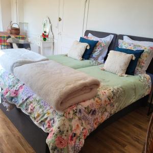 Posteľ alebo postele v izbe v ubytovaní La maison horlogère , spas et bain nordique + 14 fotografií