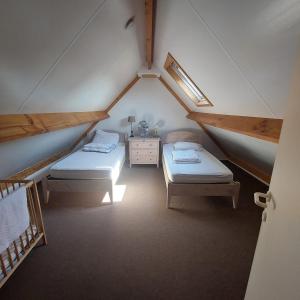 En eller flere senge i et værelse på Cottage Pelssers@De Haan