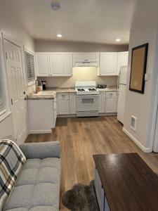 Kuchyň nebo kuchyňský kout v ubytování Private Cozy Retreat near Downtown Salinas!