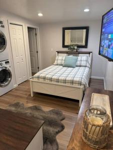 Postel nebo postele na pokoji v ubytování Private Cozy Retreat near Downtown Salinas! + 17 fotografií