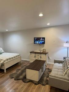 Postel nebo postele na pokoji v ubytování Private Cozy Retreat near Downtown Salinas!