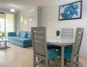 a living room with a table and chairs and a couch at CASABONITA fte alberca, AirAc in Alpuyeca