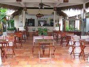 un comedor con mesas y sillas en un restaurante en Sunrise Resort, en Mui Ne