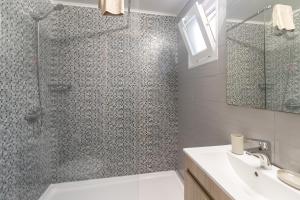 ein Badezimmer mit Dusche und Waschbecken in der Unterkunft SaltWater Peniche Apartments in Peniche + 43 Fotos