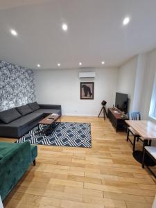 a living room with a couch and a table at Génial T4 90m2 cosy&clim 3 CHB 2 SDB - tram 5min du centre de Strasbourg in Strasbourg