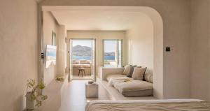 una stanza bianca con un letto e un tavolo di Hotel Senia - Onar Hotels Collection a Naoussa